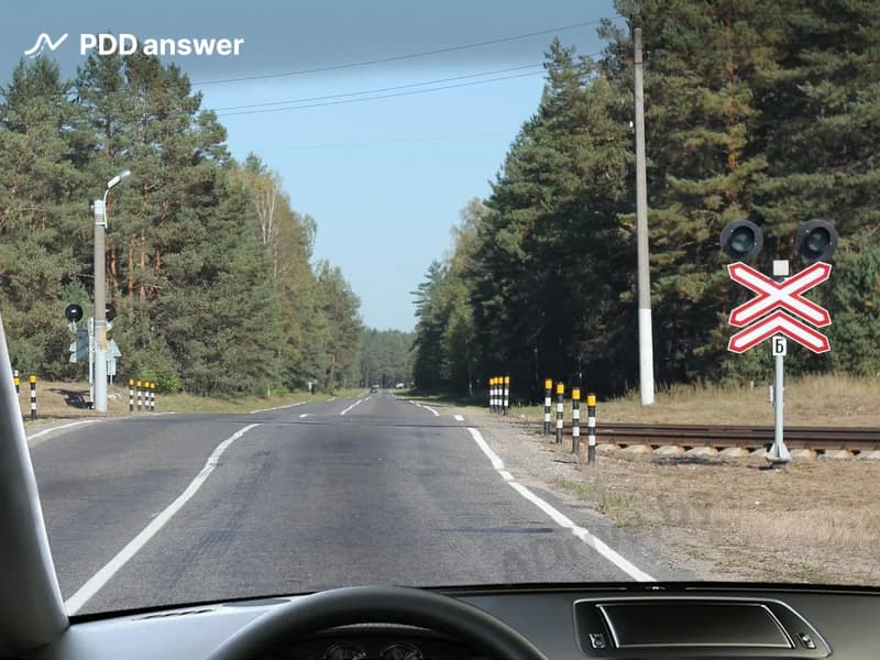 Что Вы обязаны выполнить в показанной ситуации, если технические средства организации дорожного движения не запрещают движение через железнодорожный переезд?