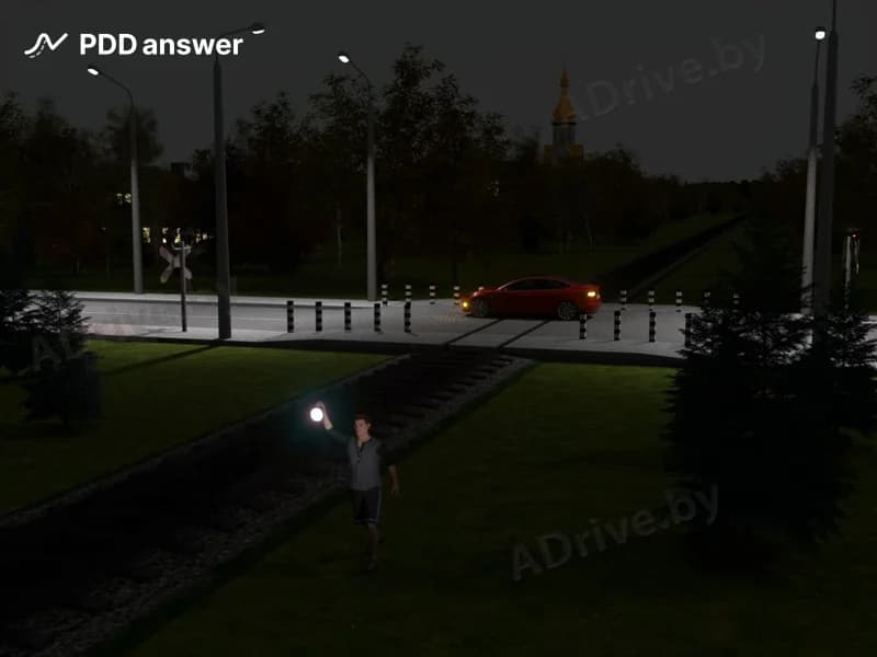 Как должен выглядеть сигнал остановки машинисту железнодорожного транспортного средства в тёмное время суток в случае вынужденной остановки на железнодорожном переезде?