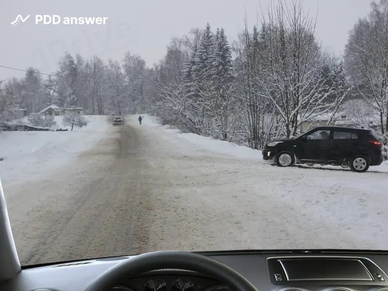 К каким опасным последствиям на скользкой дороге может привести резкое нажатие на педаль управления подачей топлива?