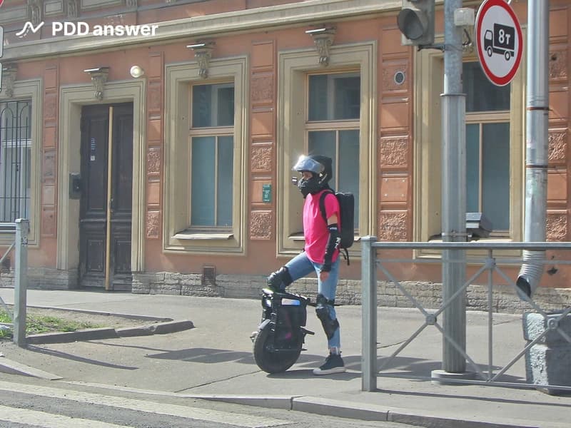 При пересечении проезжей части дороги на разрешающий сигнал пешеходного светофора по регулируемому пешеходному переходу водитель средства персональной мобильности: