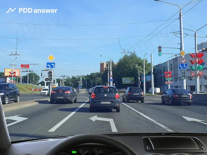 В каком направлении Вам, управляя легковым автомобилем, разрешено продолжить движение из занимаемой полосы?