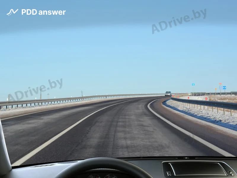 При движении на поворотах дороги автомобиль более устойчив, если движение осуществляется: