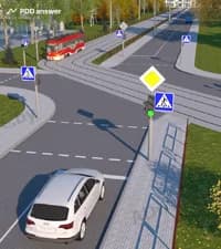 Как в показанной ситуации должен поступить водитель белого легкового автомобиля, если ему необходимо проехать перекрёсток прямо?