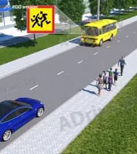 Как должен поступить водитель легкового автомобиля, если на тротуаре находятся дети в сопровождении взрослых?