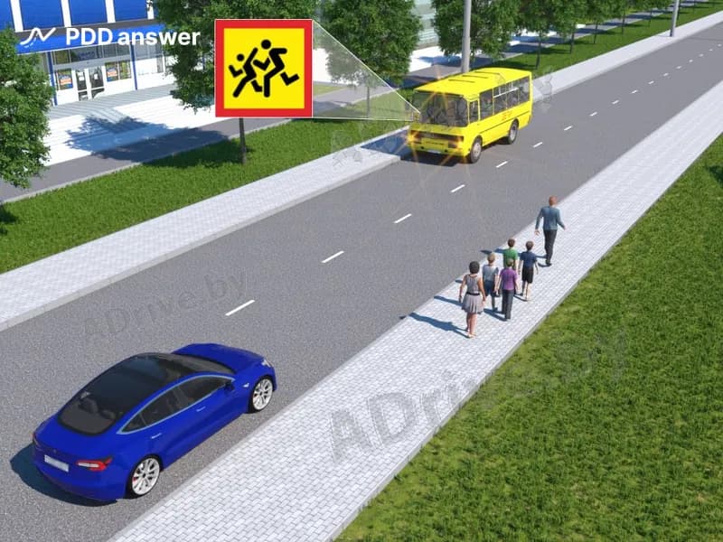 Как должен поступить водитель легкового автомобиля, если на тротуаре находятся дети в сопровождении взрослых?