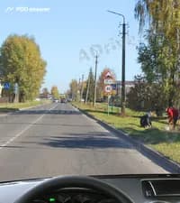 Разрешается ли Вам, управляя легковым автомобилем, повернуть налево в показанной ситуации, если Вы проживаете в доме, расположенном за дорожным знаком?