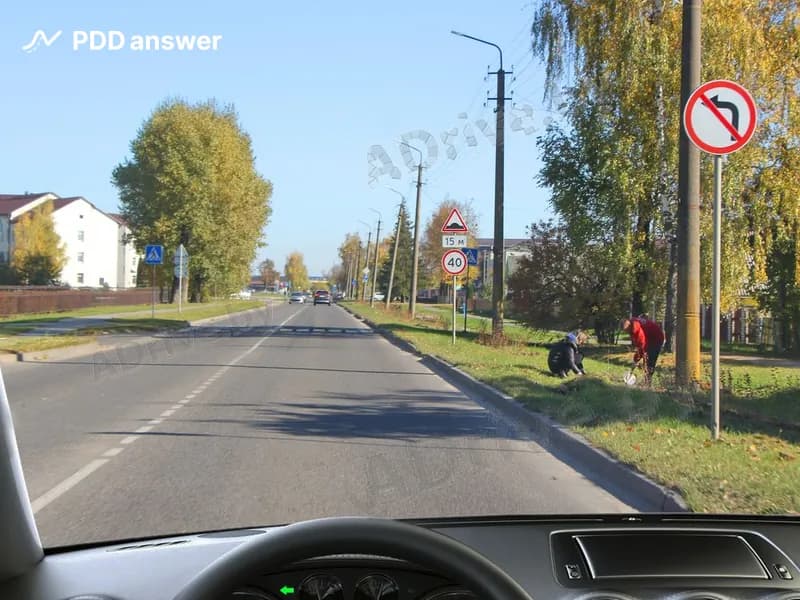 Разрешается ли Вам, управляя легковым автомобилем, повернуть налево в показанной ситуации, если Вы проживаете в доме, расположенном за дорожным знаком?