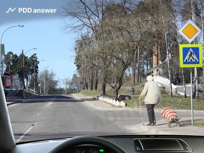Обязаны ли Вы в показанной ситуации, поворачивая направо, предоставить преимущество пешеходу?