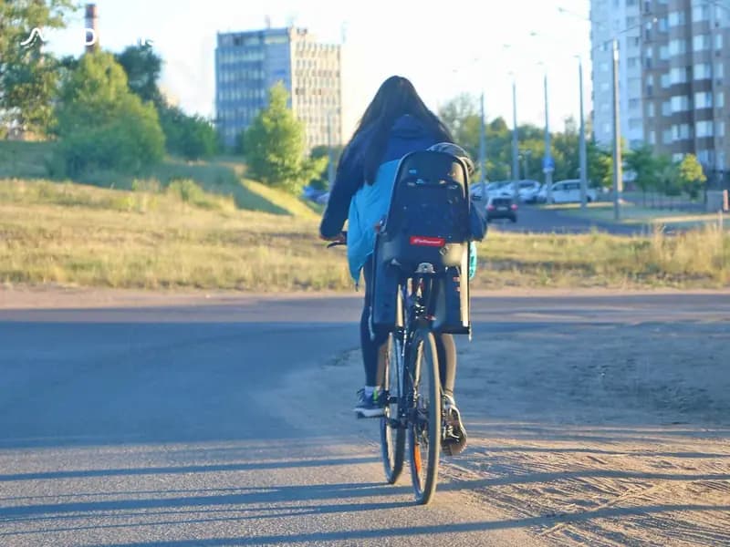 Должен ли ребёнок быть в велосипедном шлеме при его перевозке на велосипеде на дополнительном специально оборудованном сиденье?