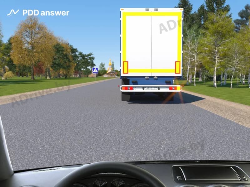 Водитель автопоезда, движущегося впереди, подал сигнал правого поворота. Разрешено ли Вам, управляя легковым автомобилем, приступить к выполнению обгона в показанной ситуации?