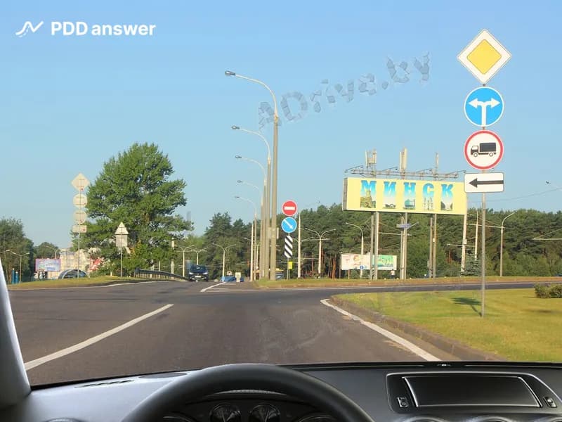 В каком направлении Вам разрешено продолжить движение в показанной ситуации?