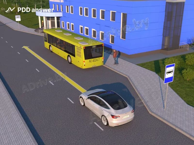 С какой скоростью должен двигаться водитель легкового автомобиля, проезжая мимо остановившегося на остановочном пункте маршрутного транспортного средства?