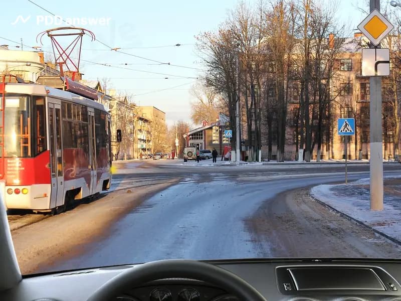 В показанной ситуации Вы намерены продолжить движение прямо, а трамвай — направо. При этом Вы: