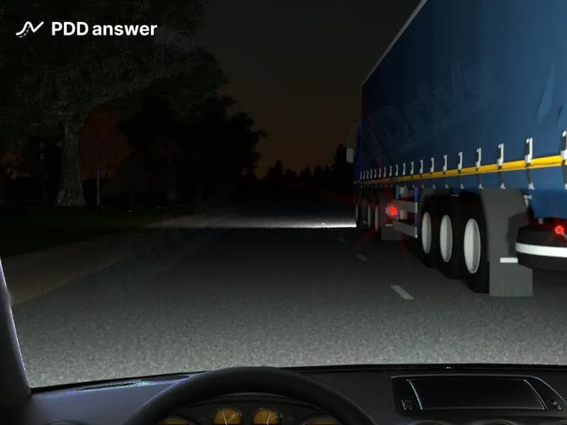 В какой момент Вам, обгоняя автомобиль в тёмное время суток, необходимо переключить ближний свет фар на дальний?