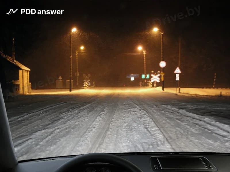 Обязаны ли Вы в показанной ситуации, двигаясь по дороге вне населённого пункта, переключить дальний свет фар на ближний?