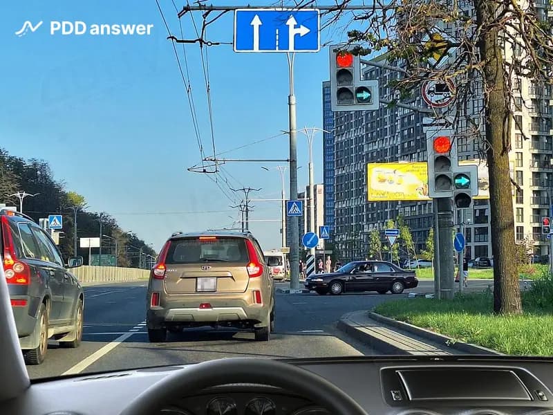 В каком направлении Вам разрешено продолжить движение в показанной ситуации?