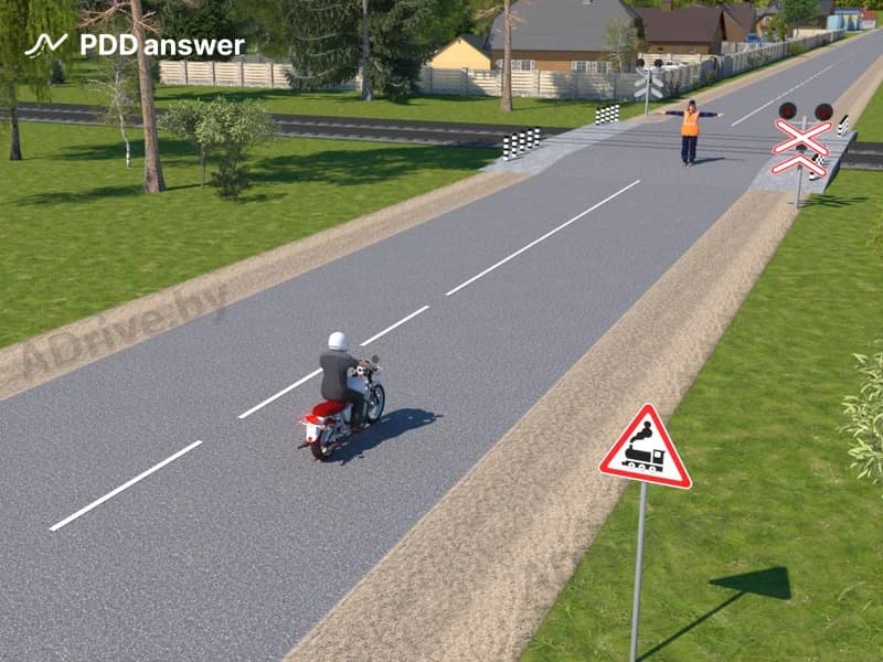В каком месте мотоциклист обязан остановиться в показанной ситуации?