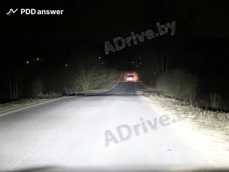 Двигаясь в тёмное время суток вне населённого пункта с включёнными фарами дальнего света, Вы догнали движущееся впереди транспортное средство. Ваши действия?