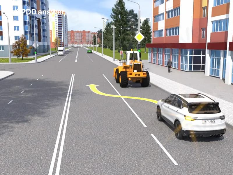 Разрешено ли водителю белого легкового автомобиля выполнить в показанной ситуации опережение самоходной машины?