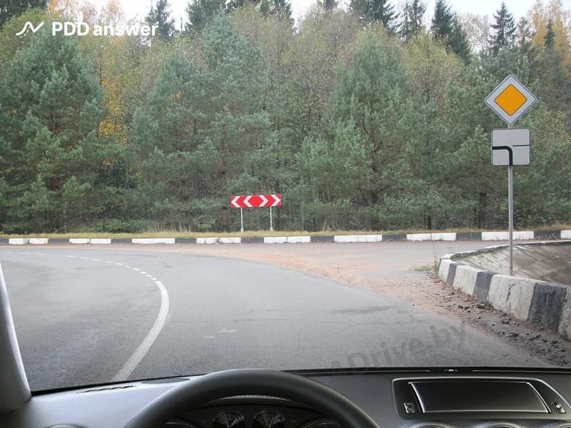 Требуется ли в показанной ситуации включать световой указатель поворота соответствующего направления при повороте налево?