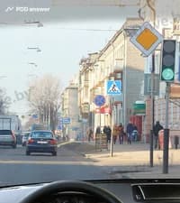 В каких направлениях Вам разрешено продолжить движение при управлении легковым автомобилем в показанной ситуации в воскресенье в 8 часов?