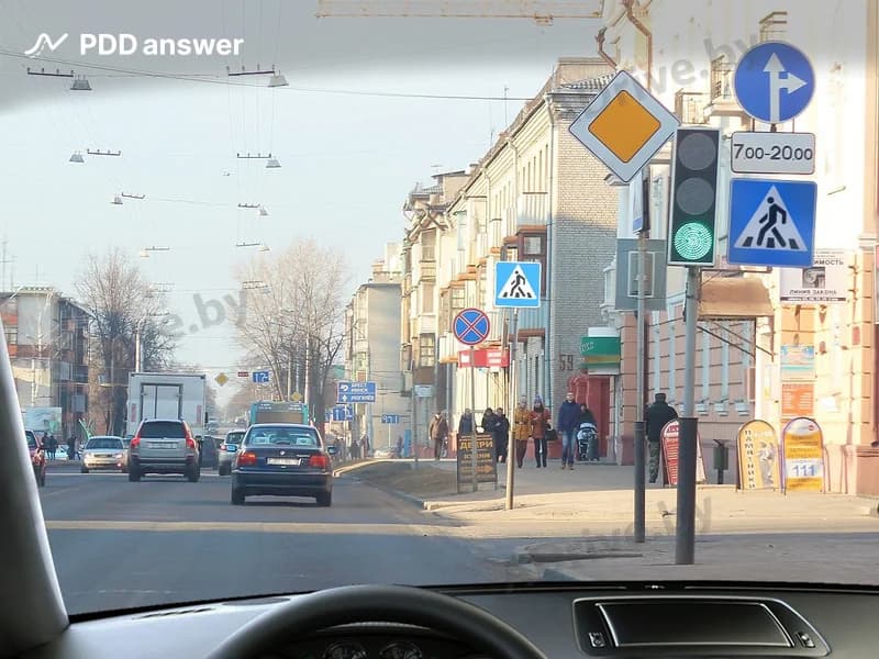 В каких направлениях Вам разрешено продолжить движение при управлении легковым автомобилем в показанной ситуации в воскресенье в 8 часов?