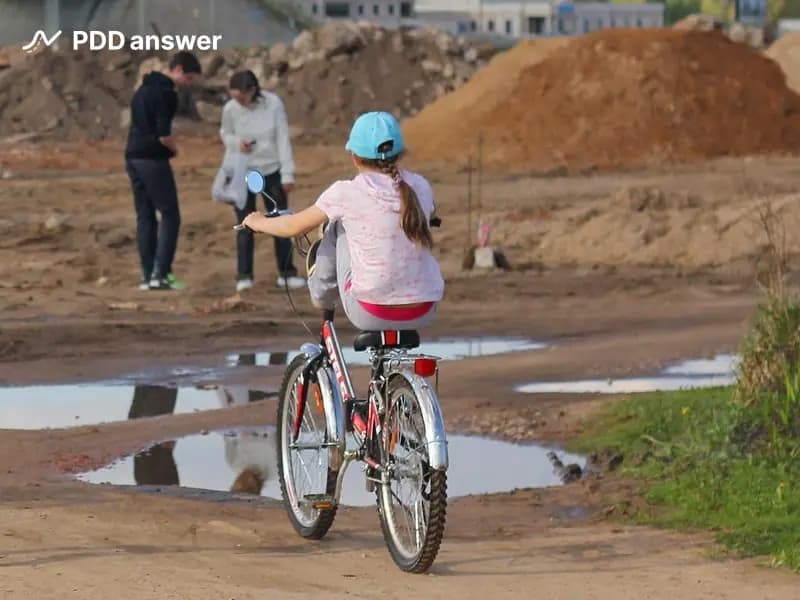 Разрешается ли двигаться на велосипеде, не держа ноги на педалях (подножках)?