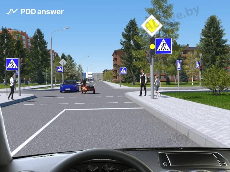 Как следует Вам поступить в показанной ситуации, управляя легковым автомобилем, если Вы намерены продолжать движение прямо (на светофоре включился жёлтый сигнал)?