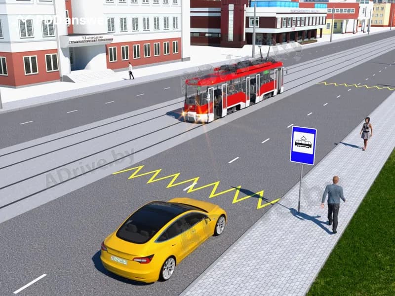 Как должен поступить водитель жёлтого автомобиля, подъезжая к остановочному пункту трамвая, если у стоящего трамвая двери открыты, а пешеходы на проезжей части дороги отсутствуют?