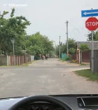 В каких направлениях из перечисленных Вам разрешено продолжить движение в показанной ситуации?