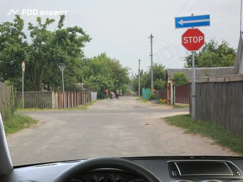 В каких направлениях из перечисленных Вам разрешено продолжить движение в показанной ситуации?