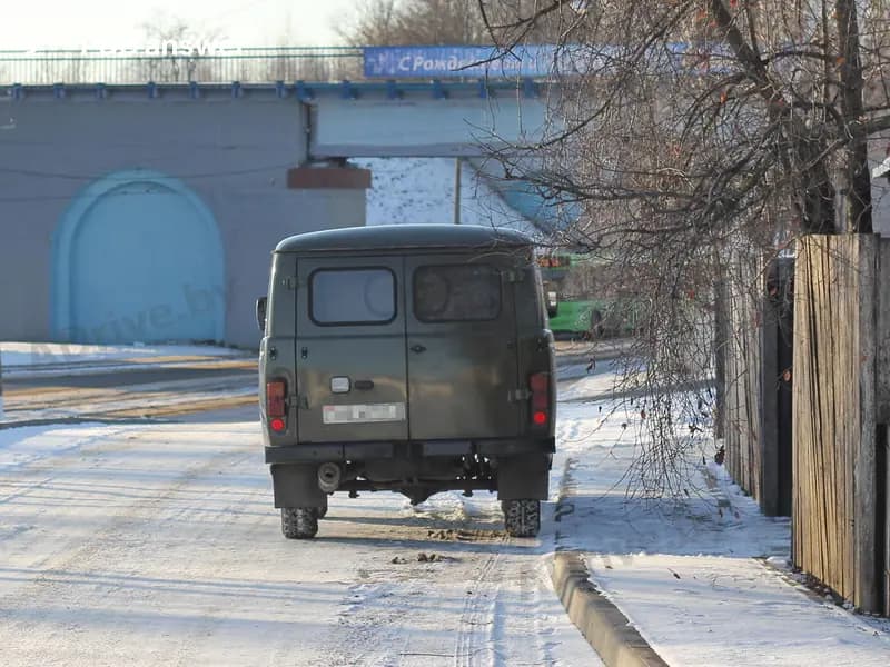 Как можно наилучшим образом обеспечить неподвижность автомобиля с механической трансмиссией при его постановке на стоянку на участке дороги, где имеется продольный уклон?