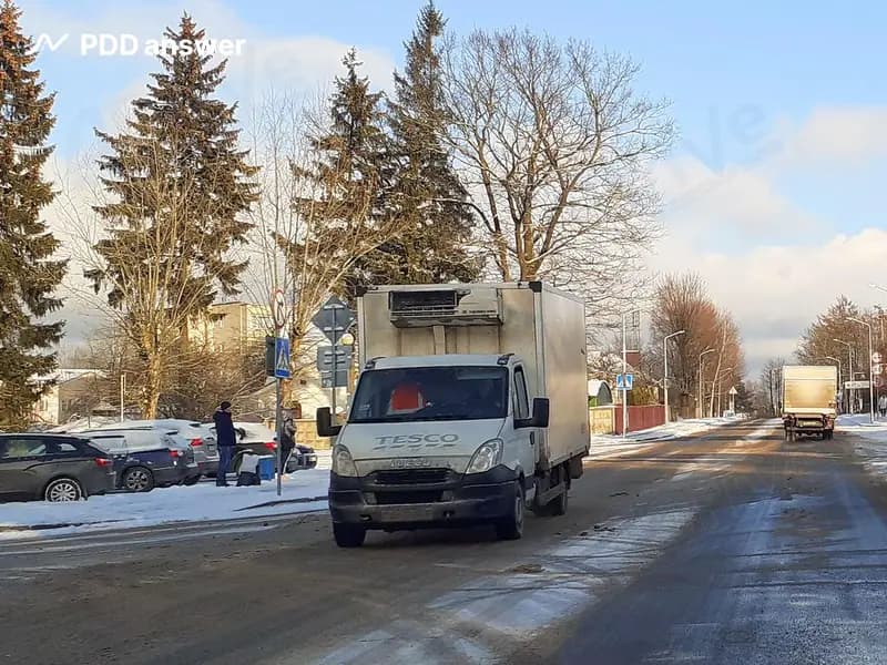 Водителю запрещается участвовать в дорожном движении на транспортном средстве с загрязнениями (наслоениями), не позволяющими различать днём в ясную погоду информацию на регистрационном знаке (временном номерном знаке) с расстояния: