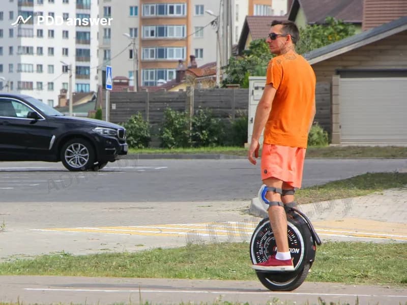 При движении на средстве персональной мобильности: