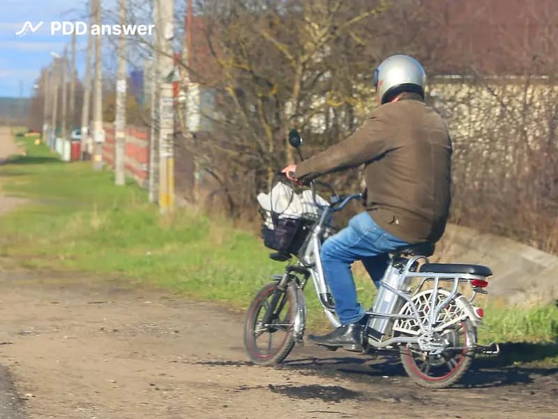 К какому из перечисленных терминов относится показанное устройство, имеющее электродвигатель номинальной максимальной мощностью в режиме длительной нагрузки 0.25 кВт и максимальную конструктивную скорость движения, определённую его технической характеристикой, 25 км/ч?
