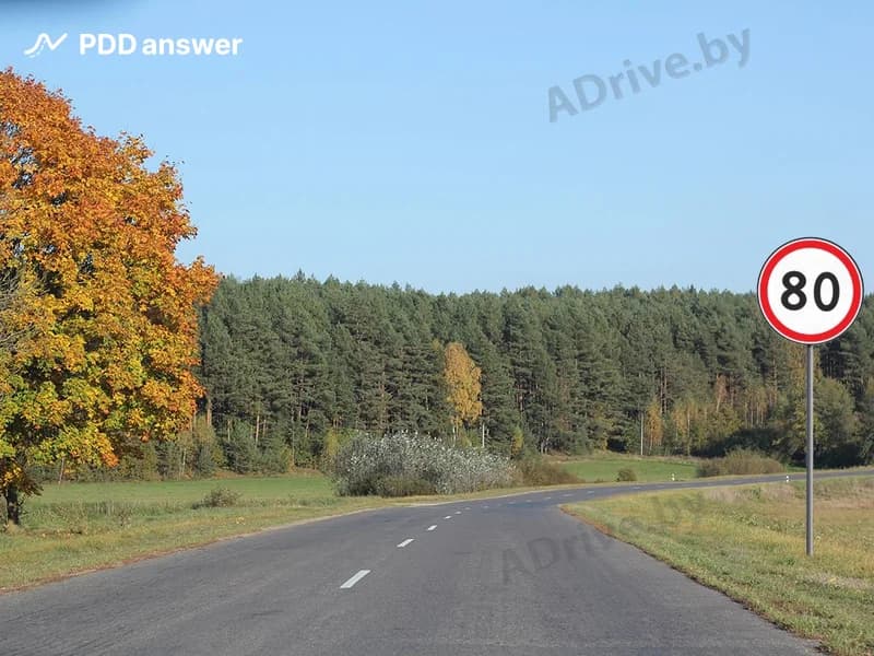 Какому транспортному средству из перечисленных ниже показанный дорожный знак повышает разрешённую скорость движения на данном участке дороги вне населённого пункта?