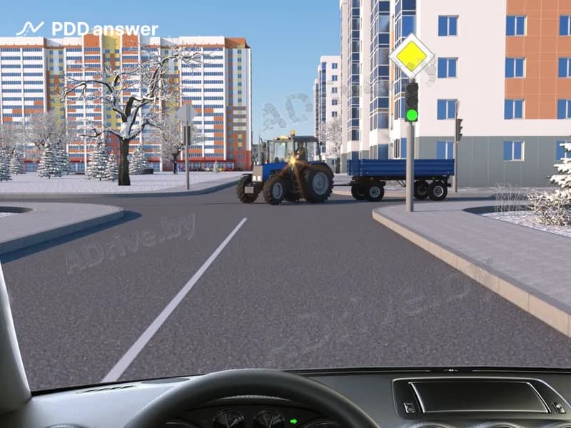 Как необходимо поступить, совершая правый поворот, при включении разрешающего сигнала светофора?