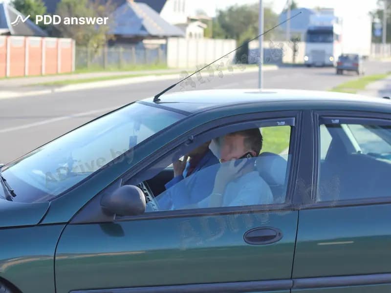 Какие меры административного воздействия предусмотрены к водителю (за исключением водителей транспортных средств оперативного назначения), разговаривающему во время движения по мобильному телефону с использованием рук, если его действия совершены повторно в течение одного года после наложения административного взыскания за такое же нарушение?