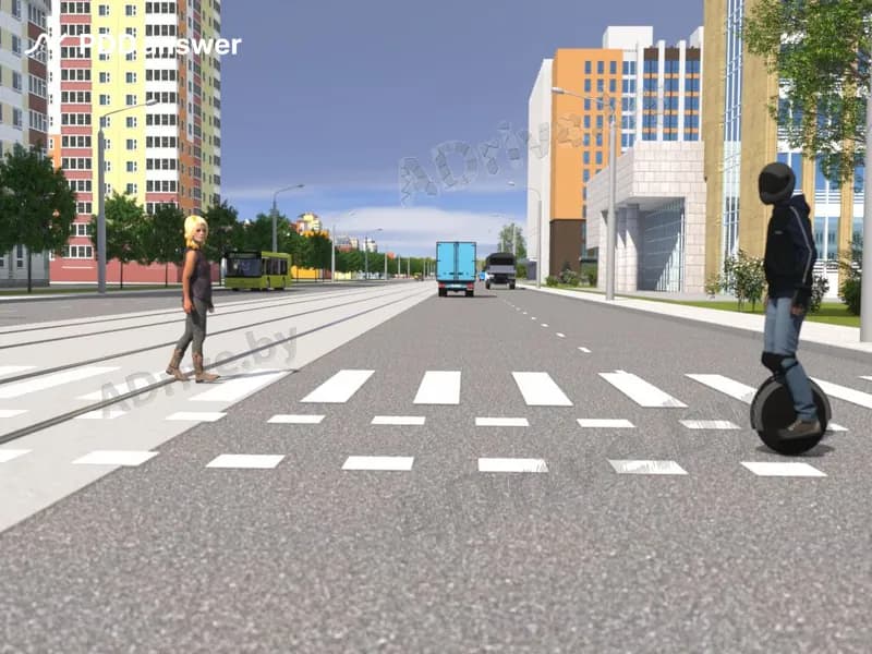 Кто из показанных участников дорожного движения в показанной ситуации правильно пересекает проезжую часть дороги на разрешающий сигнал светофора?