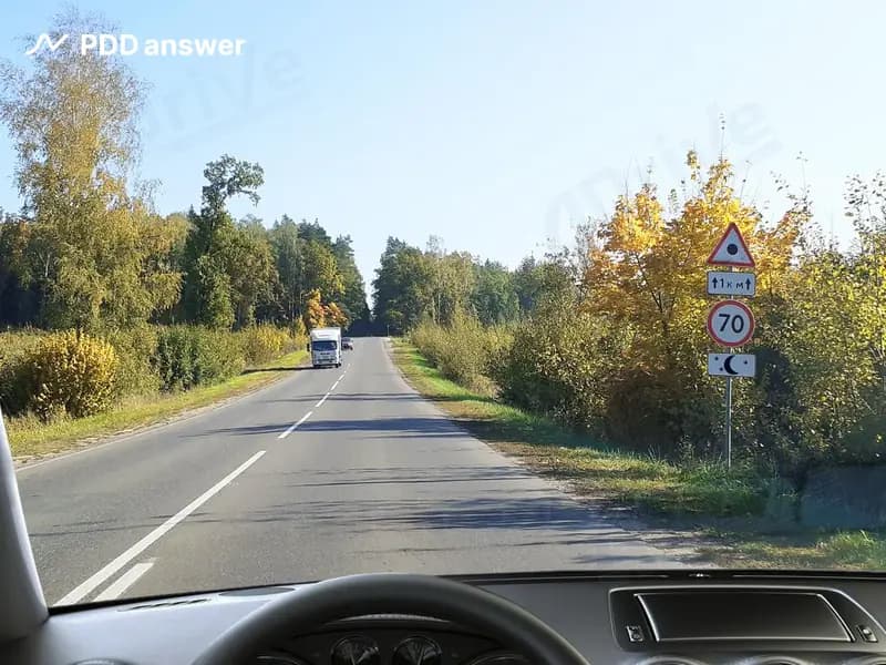 С какой максимальной скоростью Вам разрешается продолжить движение в показанной ситуации за дорожными знаками при управлении легковым автомобилем вне населённого пункта?