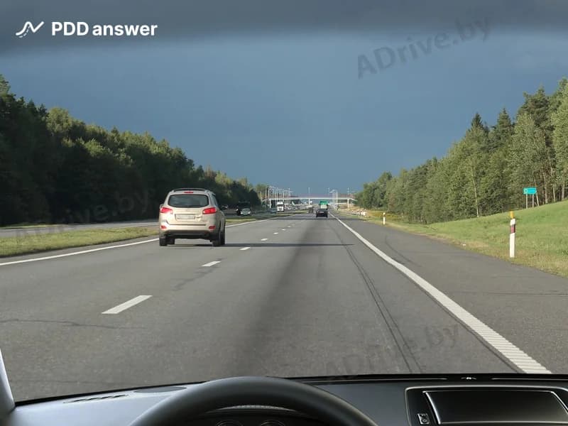 Разрешается ли Вам при движении по дороге, не являющейся автомагистралью и дорогой для автомобилей, вне населённого пункта съехать на обочину?