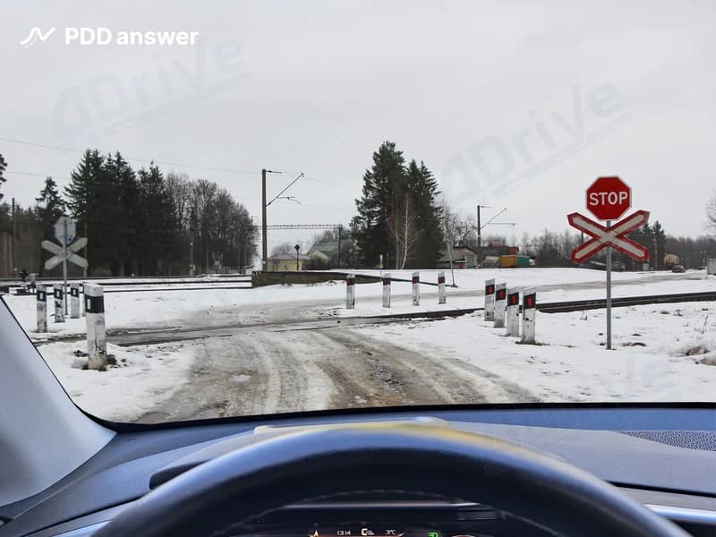 Вы, управляя легковым автомобилем повышенной проходимости, решаете не продолжать движение по показанной дороге через железнодорожный переезд. Разрешено ли Вам развернуться на показанном участке дороги?