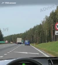 С какой максимальной скоростью разрешается продолжать движение Вам, управляя легковым автомобилем вне населённого пункта в показанной ситуации?