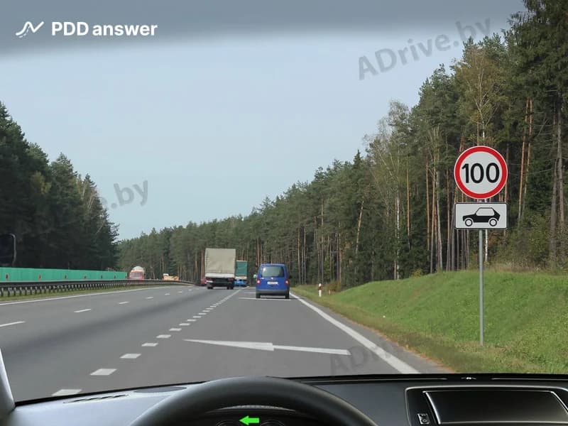С какой максимальной скоростью разрешается продолжать движение Вам, управляя легковым автомобилем вне населённого пункта в показанной ситуации?