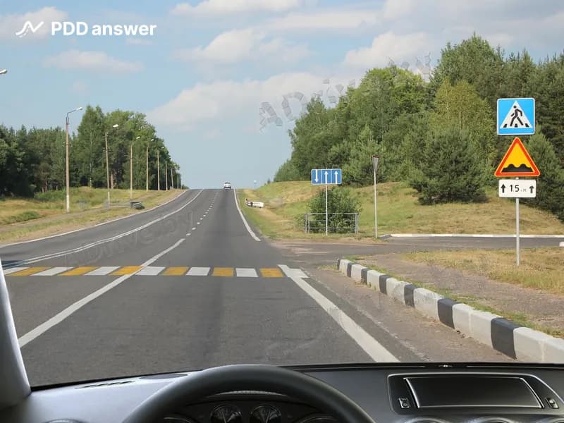 Является ли с данного направления перекрёсток обозначенным, если перед ним установлены такие дорожные знаки в населённом пункте?