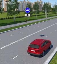 По какой полосе движения водителю легкового автомобиля разрешено продолжать движение в населённом пункте?