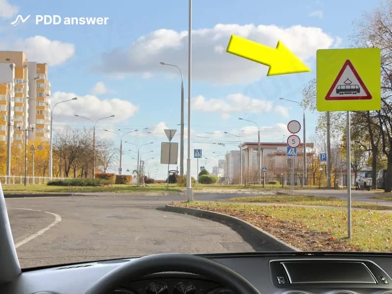 Показанный стрелкой дорожный знак: