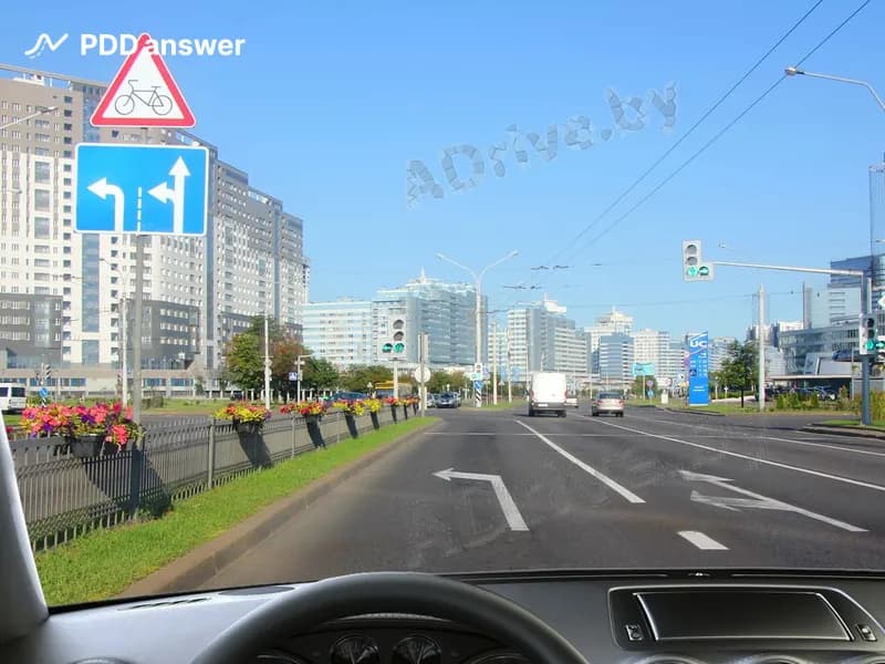 В каких направлениях Вам, находясь в показанной полосе движения, разрешено продолжить движение, управляя легковым автомобилем?