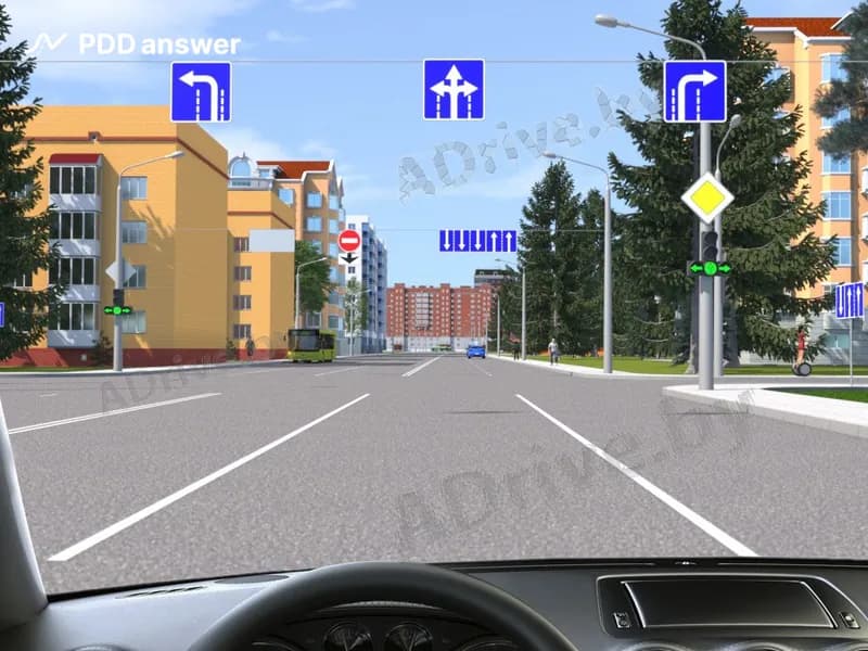 В каких направлениях Вам разрешено продолжить движение, управляя легковым автомобилем, при нахождении в показанной полосе движения?