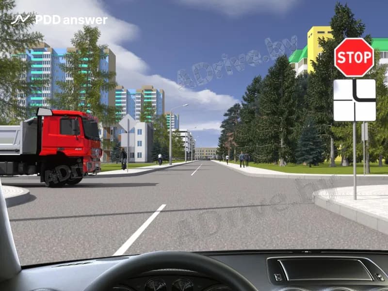 При движении прямо Вы в показанной ситуации: